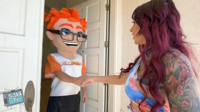 Luna Legend - Luna Legend Gets Inked by Porn Dude