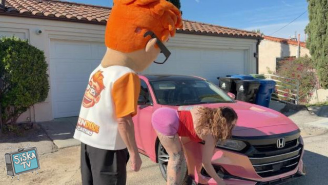 Avalon Mira - Porn Dude Peeks Under Avalon Mira's Hood