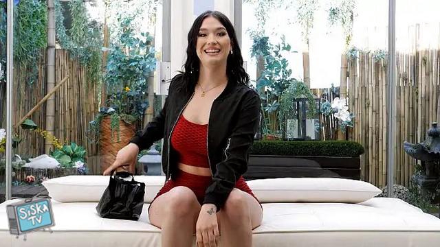 Tessa - Valet parks a BBC inside her for a job