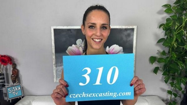 Betzz - Czech exhibitionist wants to show her sexy body E310