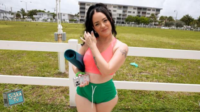 Lillianette - Girl Got Ass - BangBus