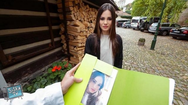 Lucy Mendez - Following white bunny